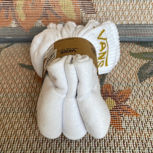 VANS “Off The Wall” Women’s 3 pairs socks set
NWT - Picture 6 of 16